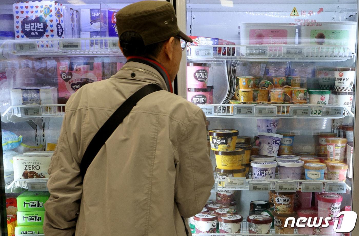 서울에 위치한 마트를 찾은 시민이 진열된 아이스크림을 바라보고 있다. /뉴스1 ⓒ News1 