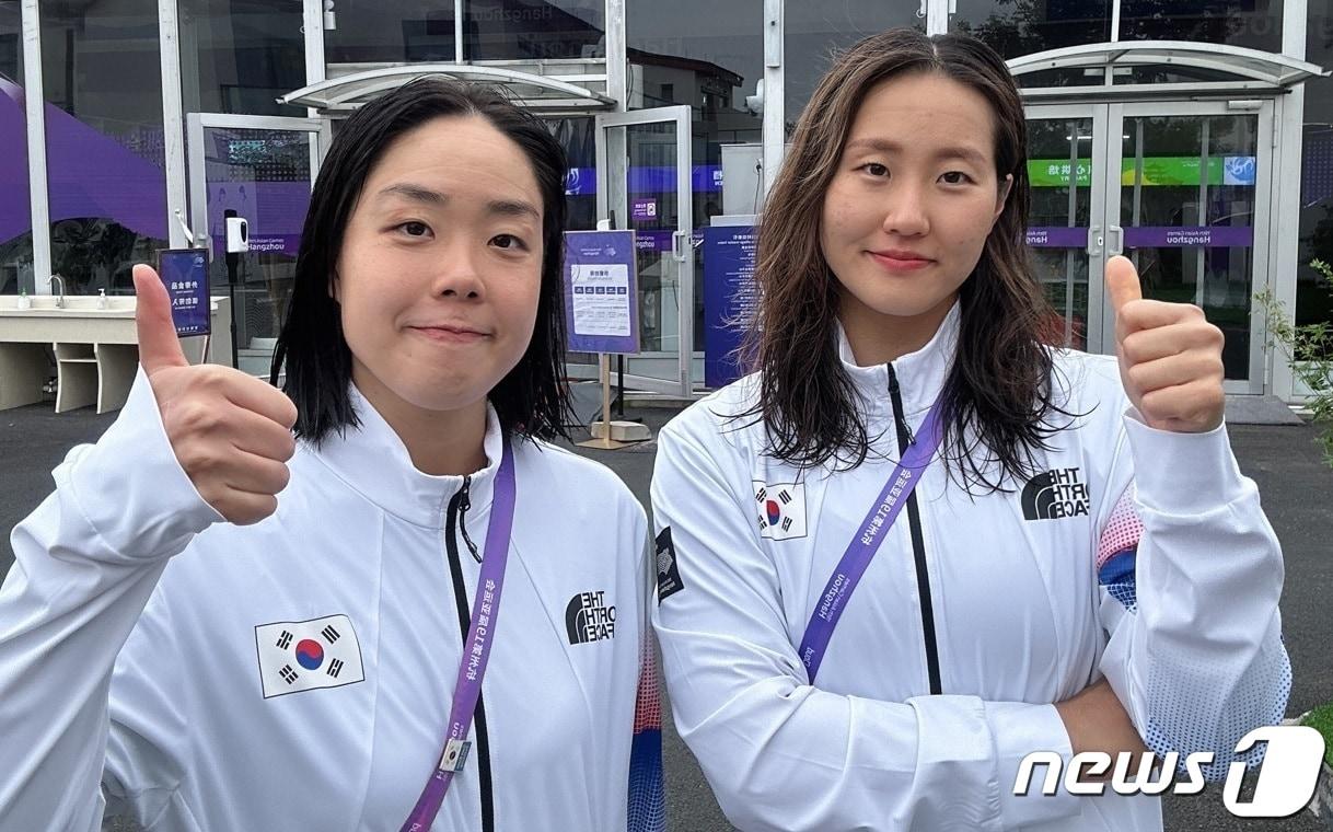 본문 이미지 - 항저우 아시안게임 마라톤 수영 여자부 10㎞ 결승전에 출전한 (왼쪽부터) 이해림과 이정민. 대한수영연맹 제공)