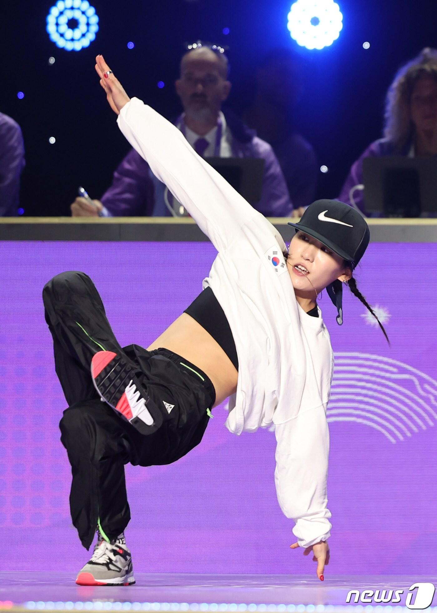 본문 이미지 - 6일 오후 중국 항저우 궁수 캐널 스포츠파크 체육관에서 열린 2022 항저우 아시안게임 브레이킹 프리셀렉션에서 대한민국 프레시벨라(전지예)가 무대를 선보이고 있다. 2023.10.6/뉴스1 ⓒ News1 민경석 기자