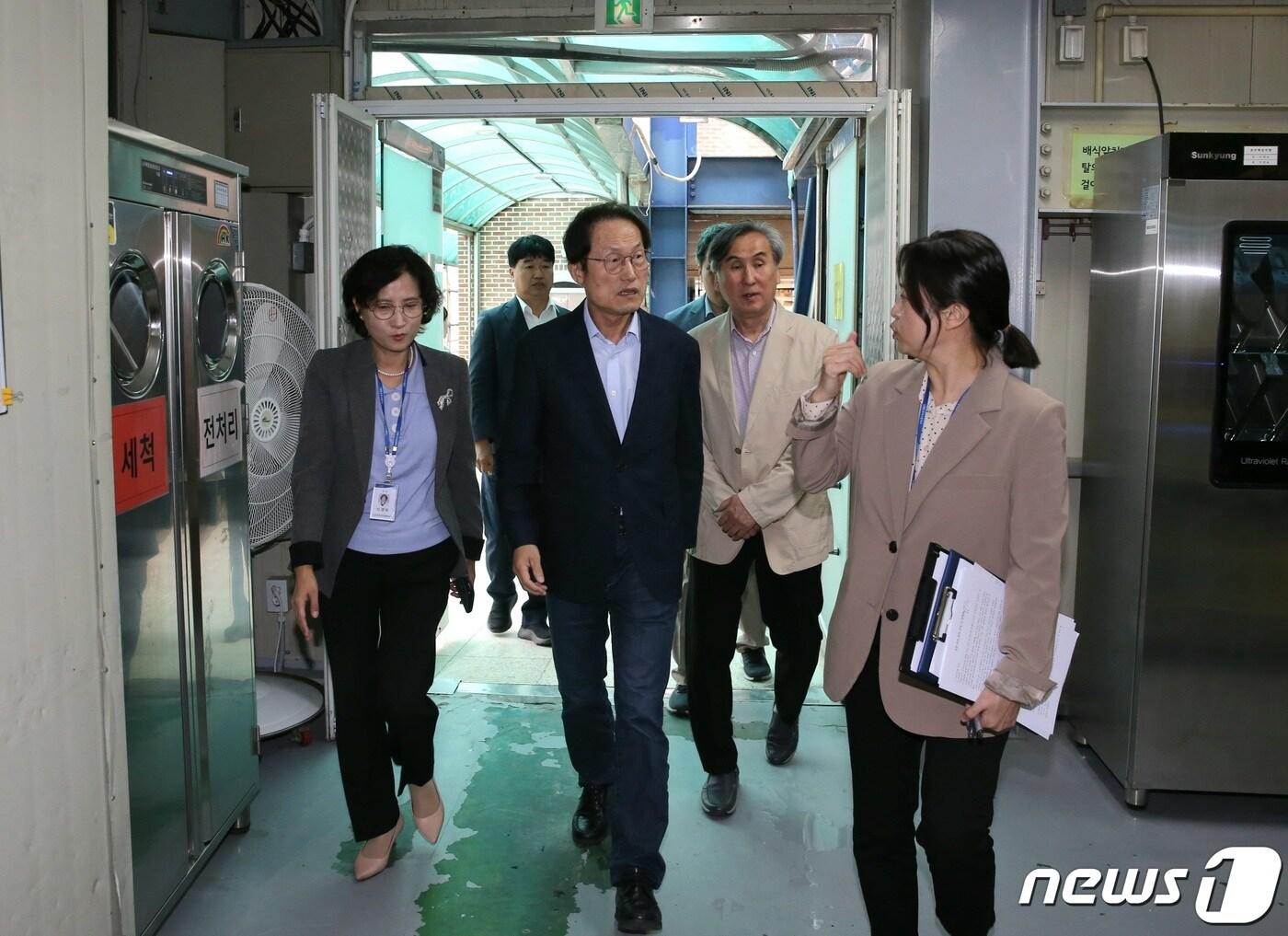 본문 이미지 - 조희연 서울시교육감이 지난 6일 오후 서울 양천구 강서고등학교와 영도중학교 공동조리 급식실을 살펴보고 있다. (서울시교육청 제공) /뉴스1