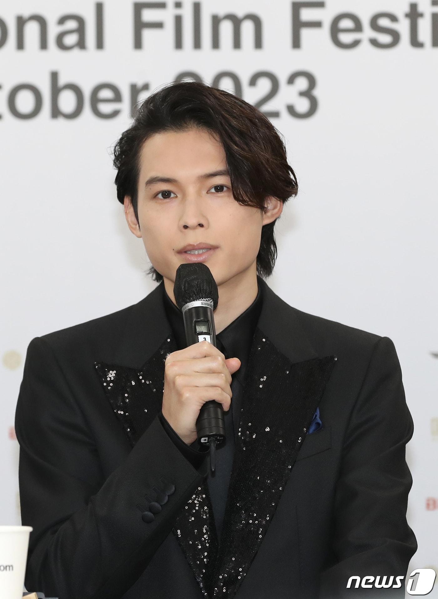 본문 이미지 - 배우 마츠무라 호쿠토가 6일 오후 부산 해운대구 영상산업센터에서 진행된 영화 ‘키리에의 노래’(감독 이와이 슌지) 기자간담회에서 인사말을 하고 있다. ‘키리에의 노래’는 노래로 소통하는 길거리 뮤지션 키리에(아이나 디 엔드), 꿈도 이름도 잃고 방황하는 잇코(히로세 스즈), 사랑을 잃고 기다리는 나츠히코(마츠무라 호쿠토)가 함께 차가운 세상을 살아가는 이야기를 그렸다. 2023.10.6/뉴스1 ⓒ News1 권현진 기자