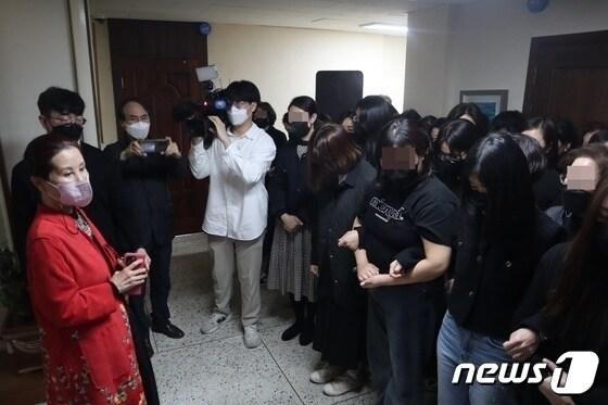 본문 이미지 - 충청대 학생 등이 총장 선임과 관련한 이사회 개최를 저지하는 모습./뉴스1