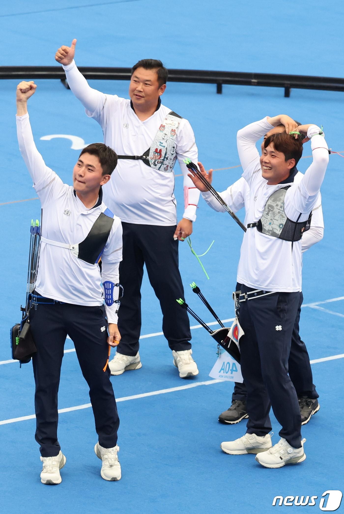 본문 이미지 - 김제덕(왼쪽부터), 오진혁, 이우석이 6일 중국 항저우 푸양 인후 스포츠센터 양궁장에서 열린 2022 항저우 아시안게임 양궁 리커브 남자 단체전 결승에서 인도를 꺾고 금메달을 확정지은 후 환호하고 있다. 2023.10.6/뉴스1 ⓒ News1 유승관 기자