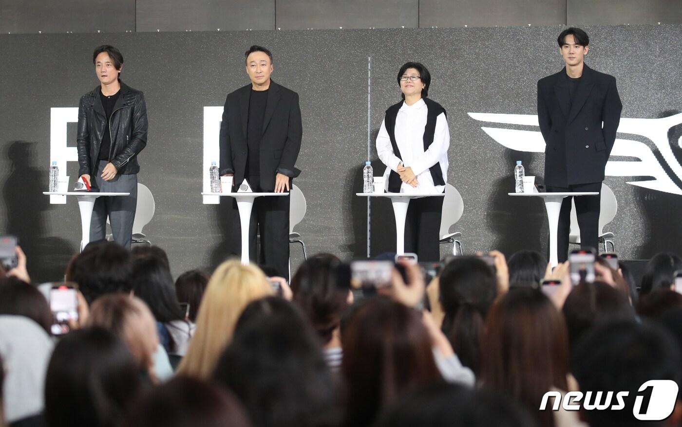 필감성 감독(왼쪽부터)과 배우 이성민, 이정은, 유연석이 6일 오후 부산 해운대 영화의 전당에서 열린 제28회 부산국제영화제(BIFF) 영화 ‘운수 오진날’ 오픈토크에 참석해 인사를 하고 있다. 2023.10.6/뉴스1 ⓒ News1 권현진 기자