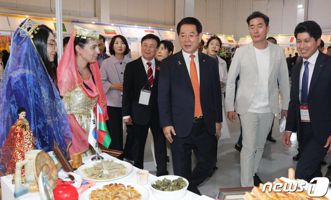 본문 이미지 - 김영록 전라남도지사가 6일 오후 여수세계박람회장에서 남도의 맛! 세계를 잇다!를 주제로 열린 제29회 국제남도음식문화큰잔치에서 국제 음식 전시관을 둘러보고 있다.(전남도 제공) 2023.10.6/뉴스1
