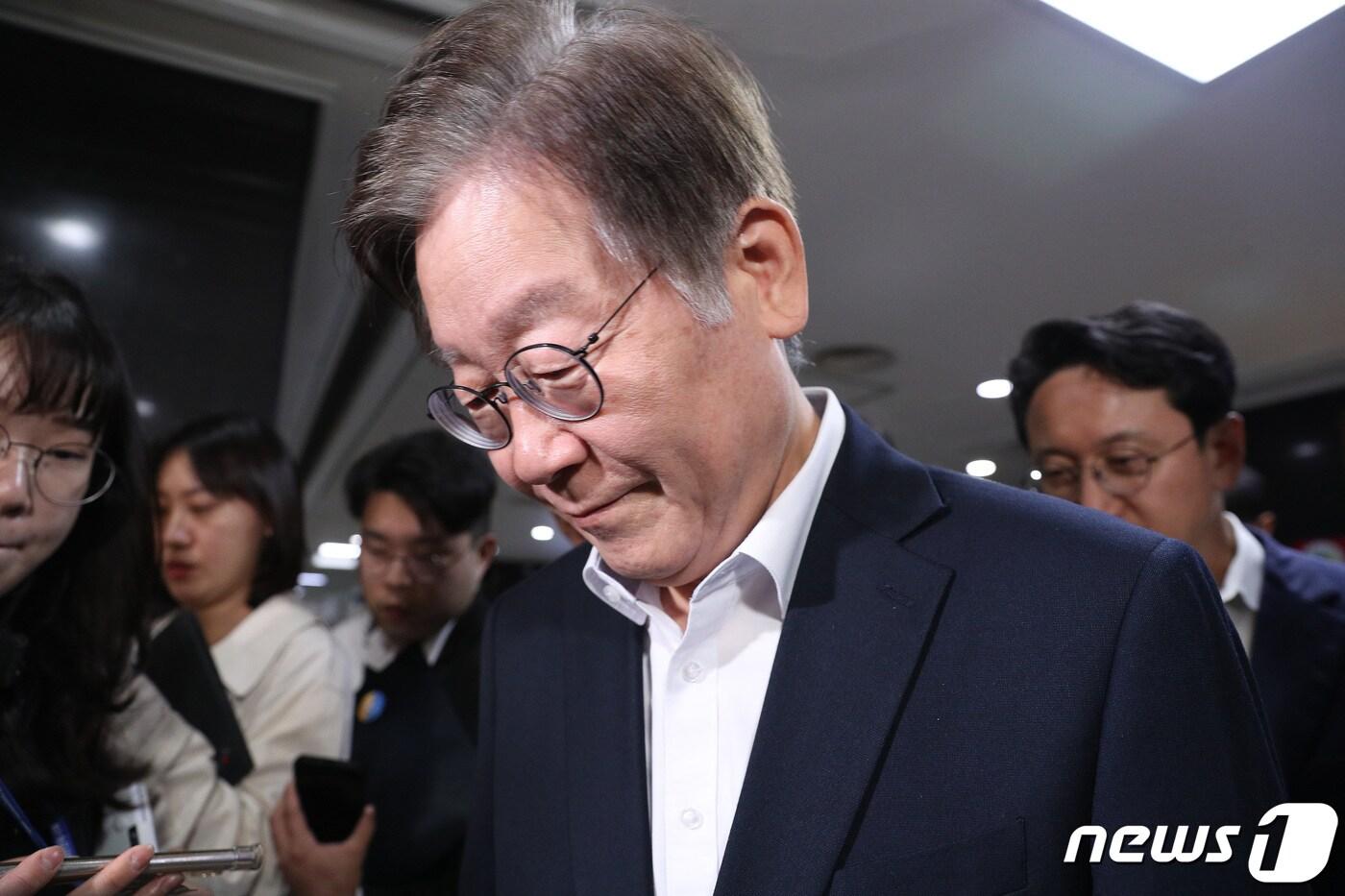 본문 이미지 - 이재명 더불어민주당 대표가 6일 오후 서울 여의도 국회에서 열린 제410회 국회(정기회) 제9차 본회의에서 '해병대 채상병 사망사건 진상규명' 특검법의 패스트트랙(신속처리안건) 지정 동의안 표결을 마친 뒤 국회를 나서고있다. 2023.10.6/뉴스1 ⓒ News1 임세영 기자