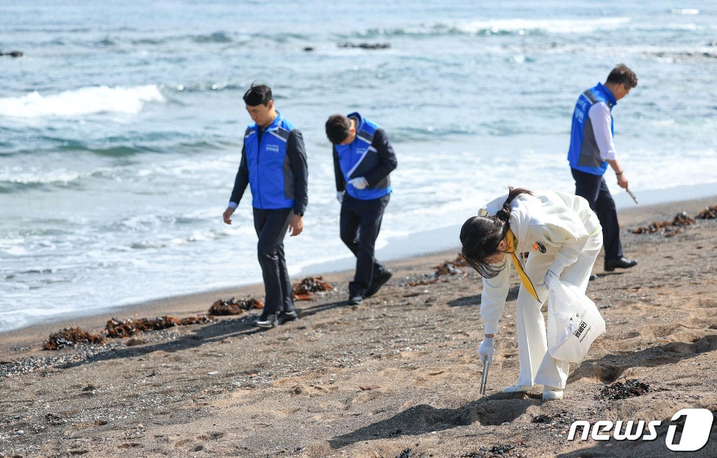 본문 이미지 - 김건희 여사가 6일 오후 제주 서귀포시 광치기해변을 찾아 제주 새마을회 관계자 및 대학생 자원봉사자 등과 반려해변 정화활동을 하고 있다. (대통령실 제공) 2023.10.6/뉴스1 ⓒ News1 안은나 기자