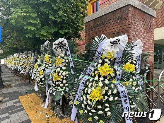 본문 이미지 - 8월10일 오후 의정부시 호원초등학교 일대에 조화가 줄지어 늘어선 모습./뉴스1