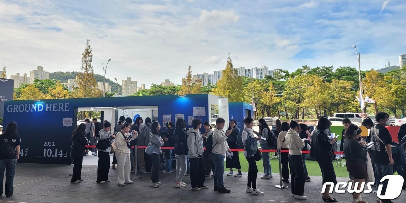 본문 이미지 - 제28회 부산국제영화제 개막 4일차인 7일 영화의전당 기념품 부스에는 영화 굿즈를 사기 위한 영화팬들이 길게 줄 서 있다.2023.10.7/뉴스1 ⓒ News1 조아서 기자