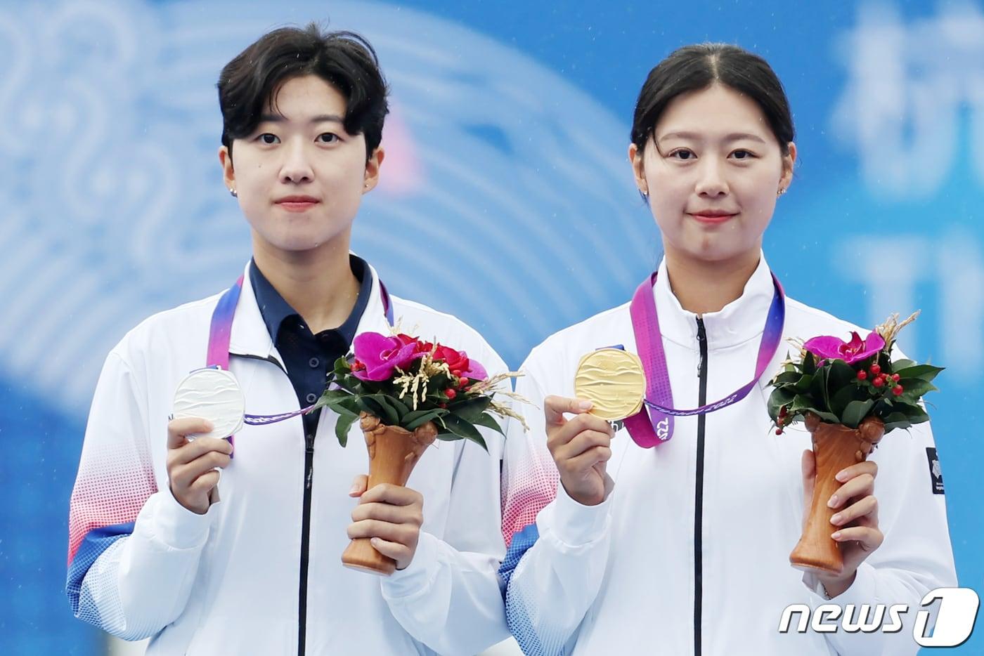 지난해 10월 열린 2022 항저우 아시안게임 양궁 리커브 여자 개인전 결승에서 각각 금메달과 은메달을 목에 건 임시현(오른쪽)과 안산이 시상식대에 올라 기념촬영을 하고 있다. 2023.10.7/뉴스1 ⓒ News1 민경석 기자