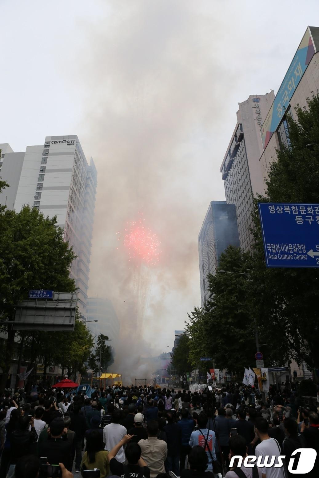 본문 이미지 - 7일 오후 2시쯤 광주 추억의 충장축제에 참여한 수만명의 인파가 스페인의 유명한 폭죽의식인 마스클레타를 즐기고 있다. 2023.10.7/뉴스1