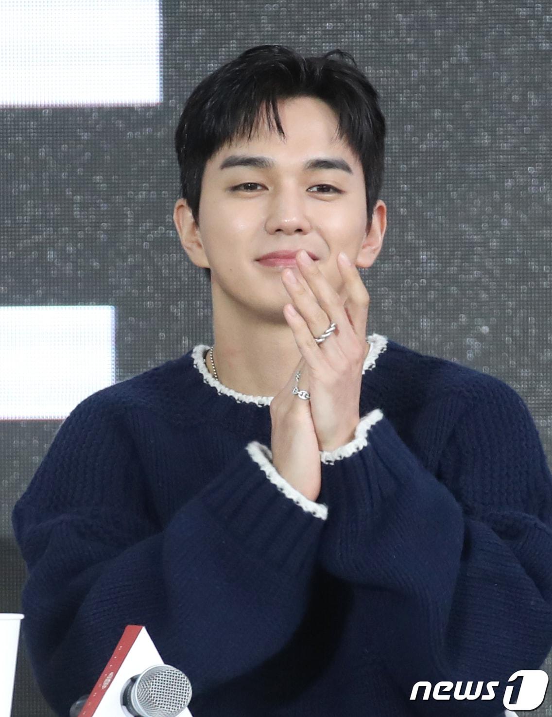 본문 이미지 - 배우 유승호가 7일 부산 해운대구 영화의전당 BIFFXGENESIS 야외무대에서 열린 제28회 부산국제영화제 영화 ‘거래’ 오픈토크에서 박수를 치고 있다. 2023.10.7/뉴스1 ⓒ News1 권현진 기자