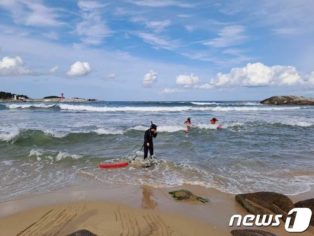 본문 이미지 - 강원 고성군 죽왕면 삼포리 봉수대 해수욕장 수난 사고 현장.(강원도소방본부 제공)