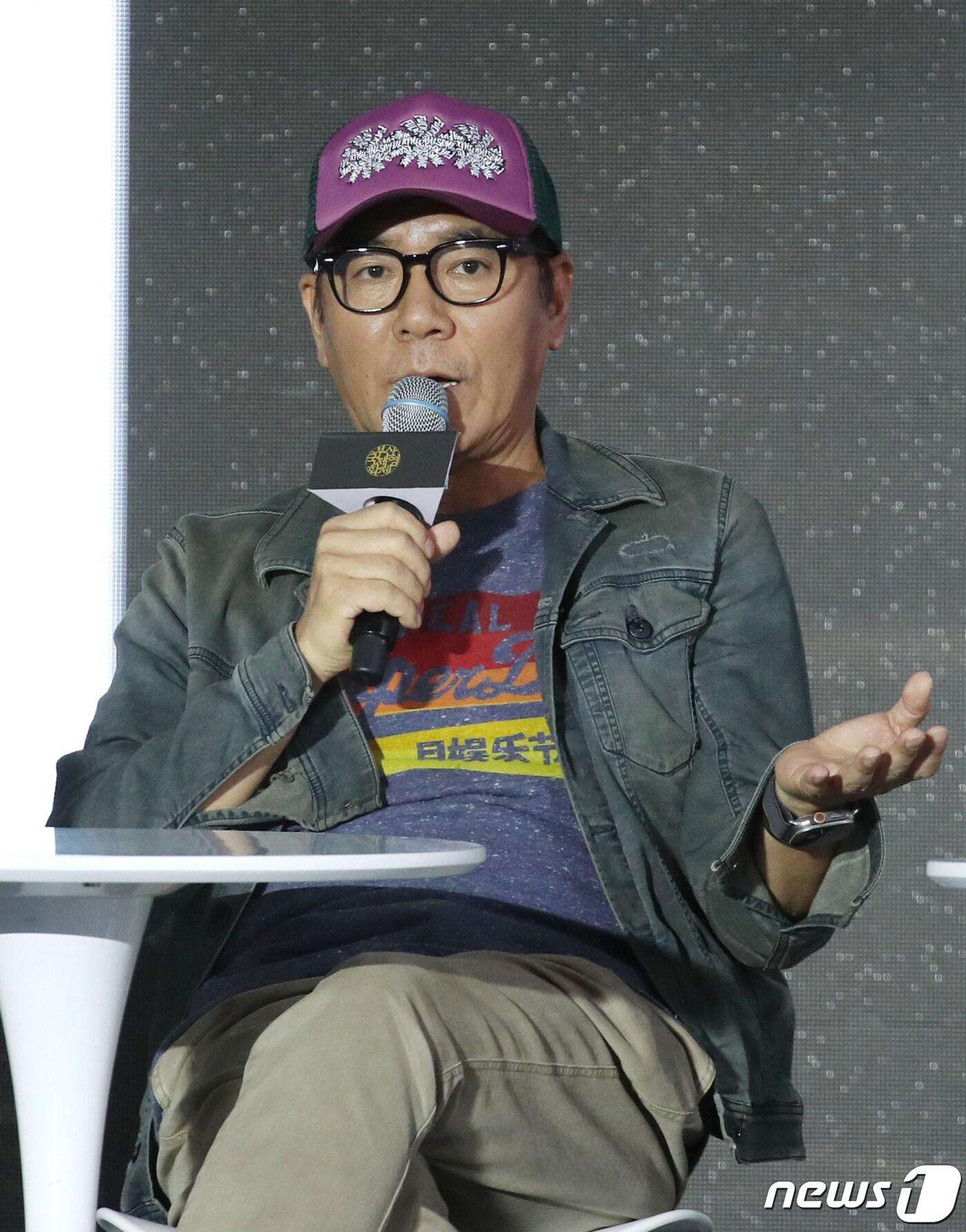 본문 이미지 - 김지운 감독이 7일 부산 해운대구 영화의전당 BIFFXGENESIS 야외무대에서 열린 제28회 부산국제영화제 영화 ‘거미집’ 오픈토크에서 인사를 하고 있다. 2023.10.7/뉴스1 ⓒ News1 권현진 기자