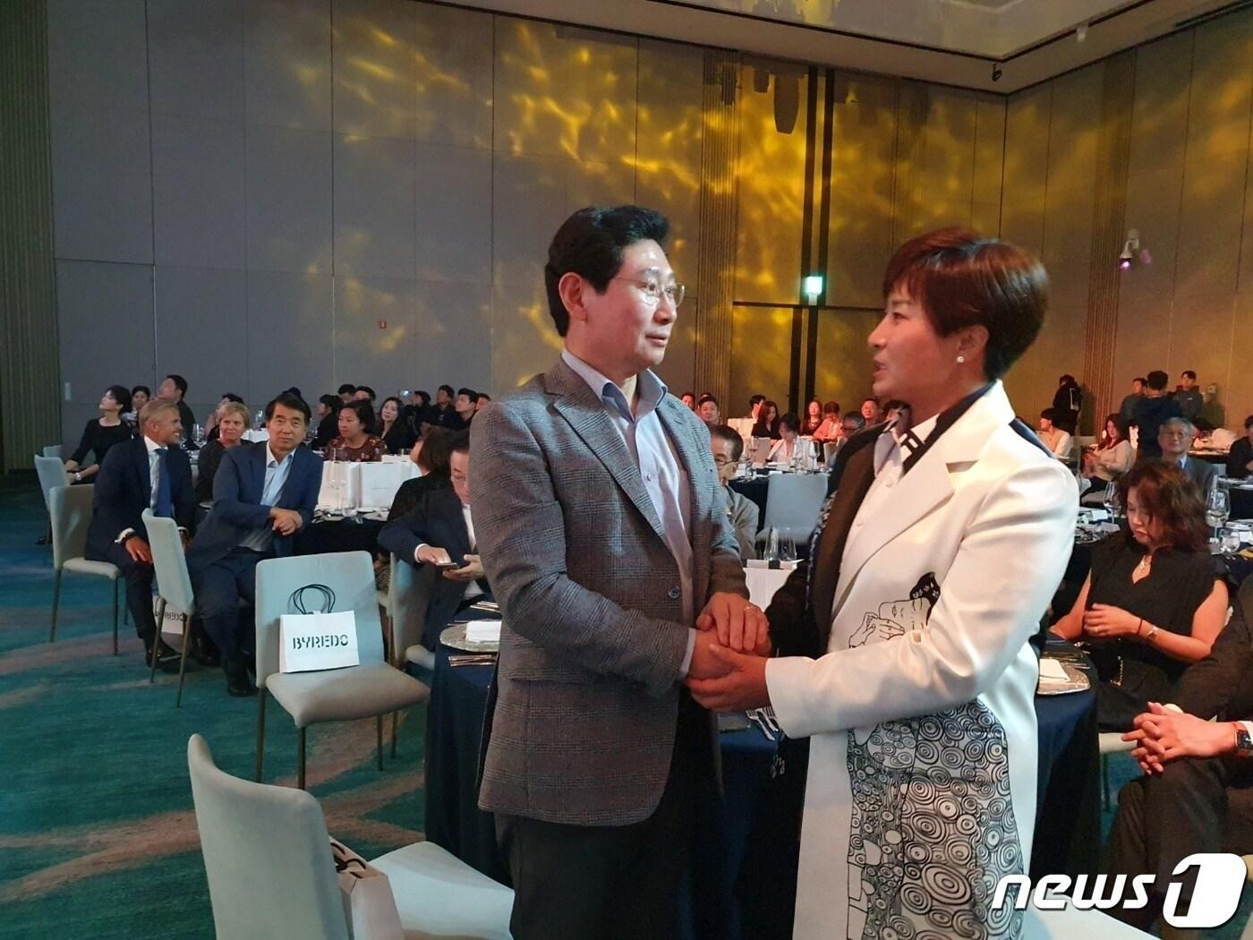본문 이미지 - 지난 6일 부산에서 열린 '2023 박세리 월드매치' 갈라디너에서 박세리 감독과 인사를 나누고 있는 이상일 시장(왼쪽).(용인시 제공)