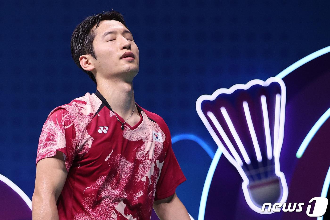 본문 이미지 - 최솔규가 7일 중국 항저우 빈장체육관에서 열린 2022 항저우 아시안게임 배드민턴 남자 복식 결승 인도 사트윅세라지 란키레디-치라그 셰티와의 경기에서 실점 후 아쉬워하고 있다. 2023.10.7/뉴스1 ⓒ News1 신웅수 기자