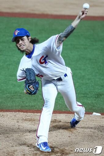 본문 이미지 - 대만 선발 린위민이 7일 중국 사오싱 야구·소프트볼 스포츠센터 1구장에서 열린 2022 항저우 아시안게임 야구 결승 대한민국과 대만의 경기에서 역투하고 있다. 2023.10.7/뉴스1 ⓒ News1 유승관 기자