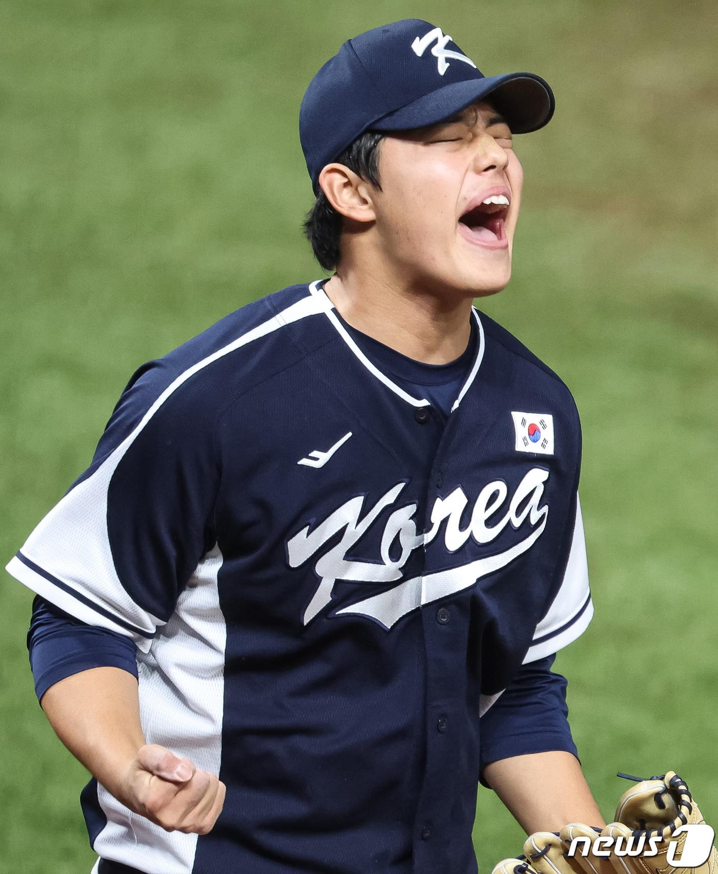 본문 이미지 - 한국 선발 문동주가 7일 중국 사오싱 야구·소프트볼 스포츠센터 1구장에서 열린 2022 항저우 아시안게임 야구 결승 대한민국과 대만의 경기 1회말 2사 3루 상황 대만 린안커를 삼진으로 돌려세운 후 포효하고 있다. 2023.10.7/뉴스1 ⓒ News1 유승관 기자