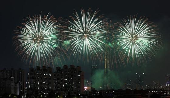 본문 이미지 - 2023년 서울 여의도 한강공원 일대에서 열린 '2023 서울세계불꽃축제'에서 중국팀의 불꽃쇼가 진행되고 있다. 2023.10.7 ⓒ 뉴스1 김성진 기자