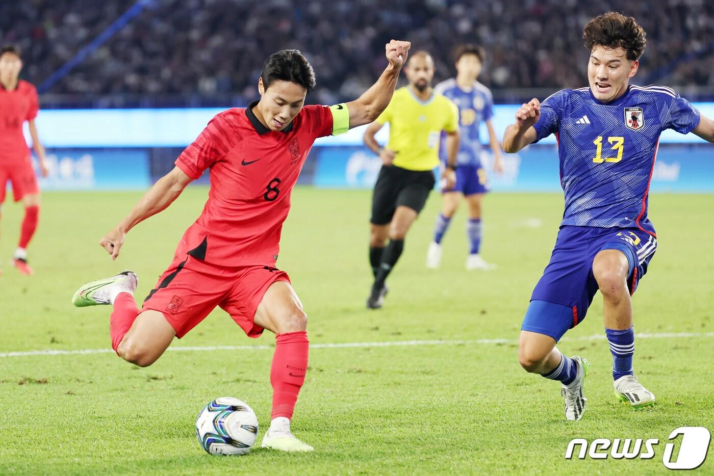 본문 이미지 - 7일 오후 중국 항저우 황룽 스포츠센터 스타디움에서 열린 2022 항저우 아시안게임 남자 축구 대한민국과 일본의 결승전에서 대한민국 백승호가 슛을 시도하고 있다. 2023.10.7/뉴스1 ⓒ News1 민경석 기자
