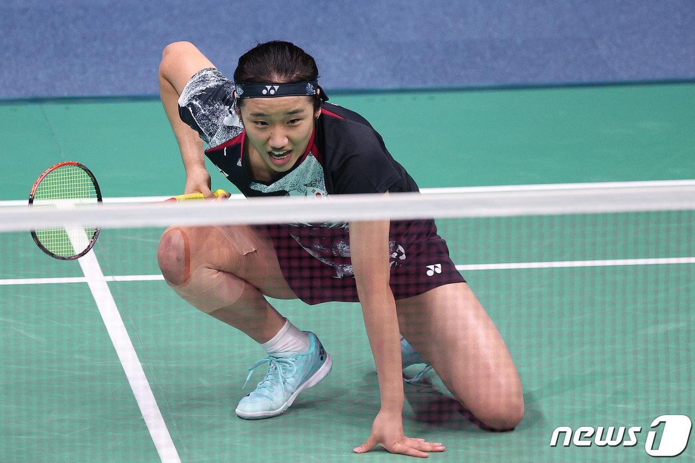 안세영이 7일 중국 항저우 빈장체육관에서 열린 2022 항저우 아시안게임 배드민턴 여자 단식 결승 중국 천위페이와의 경기에서 실점 후 코트에 쓰러져 있다. 2023.10.7/뉴스1 ⓒ News1 신웅수 기자