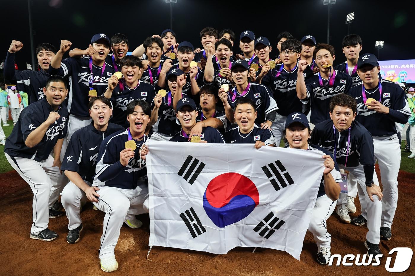 본문 이미지 - 대한민국 야구 대표팀이 7일 중국 사오싱 야구·소프트볼 스포츠센터 제1구장에서 열린 2022 항저우 아시안게임 야구 결승전에서 대만을 2-0으로 꺾고 금메달을 획득한 후 마운드에 태극기를 펼치고 기념 촬영을 하고 있다. 2023.10.7/뉴스1 ⓒ News1 유승관 기자