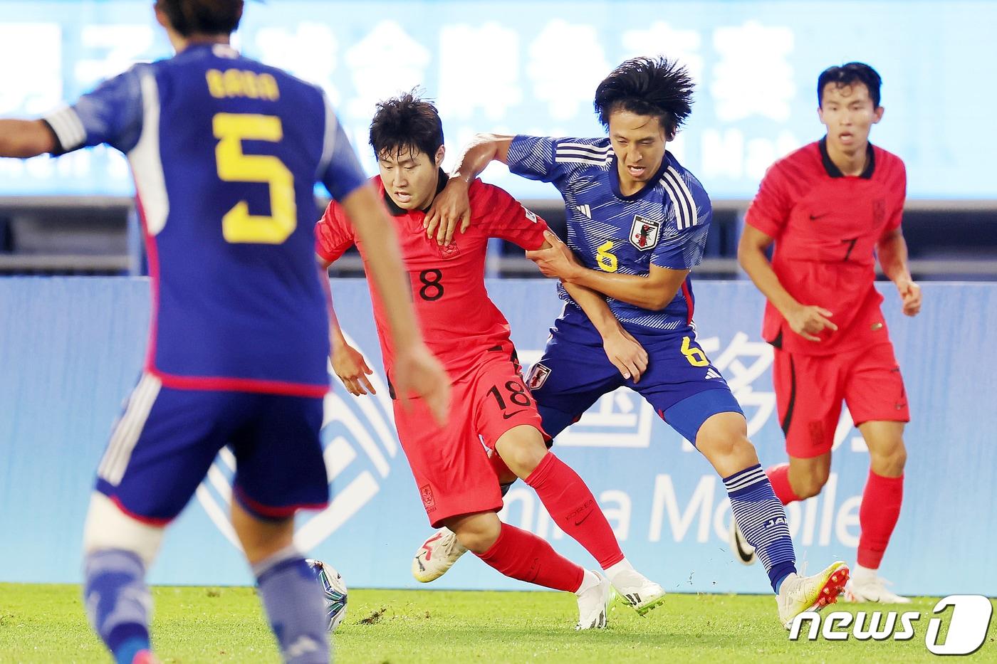본문 이미지 - 2022 항저우 아시안게임 결승에서 맞붙은 한국과 일본 축구대표팀. 2023.10.7/뉴스1 ⓒ News1 민경석 기자