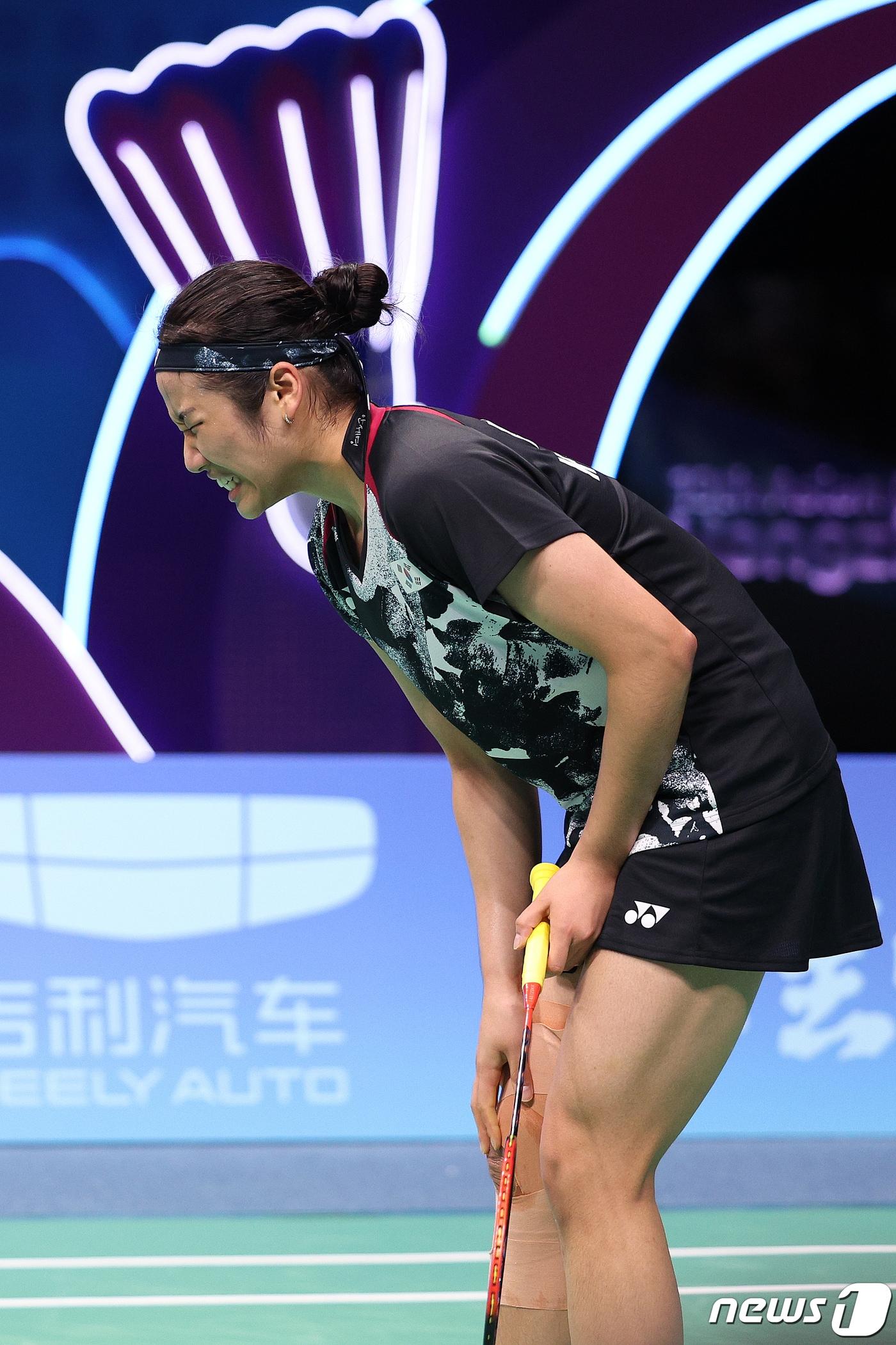 본문 이미지 - 안세영이 7일 중국 항저우 빈장체육관에서 열린 2022 항저우 아시안게임 배드민턴 여자 단식 결승 중국 천위페이와의 경기에서 고통을 호소하고 있다. 안세영은 이날 게임 스코어 2대 1로 천위페이를 이겼다. 2023.10.7/뉴스1 ⓒ News1 신웅수 기자