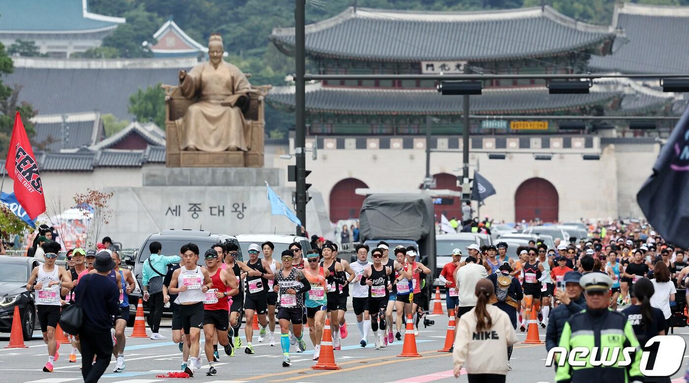 2023 서울달리기대회 참가자들이 8일 오전 서울 중구 시청광장에서 힘차게 출발하고 있다. 2023.10.8/뉴스1 ⓒ News1 이동해 기자