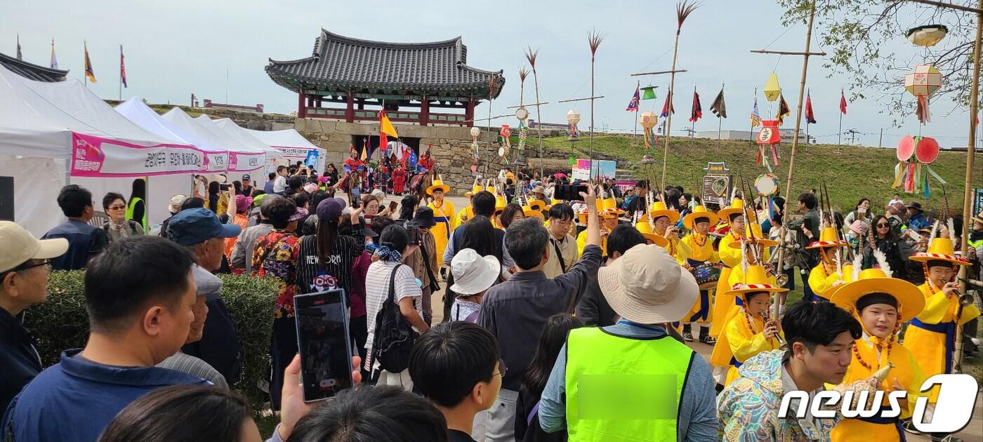 지난 7일 조선  3대 임금 태종대왕이 강무를 왔다가 해미읍성에 당도하는 ‘태종대왕행렬’을 재현하고 있다.(서산시 제공)/뉴스1