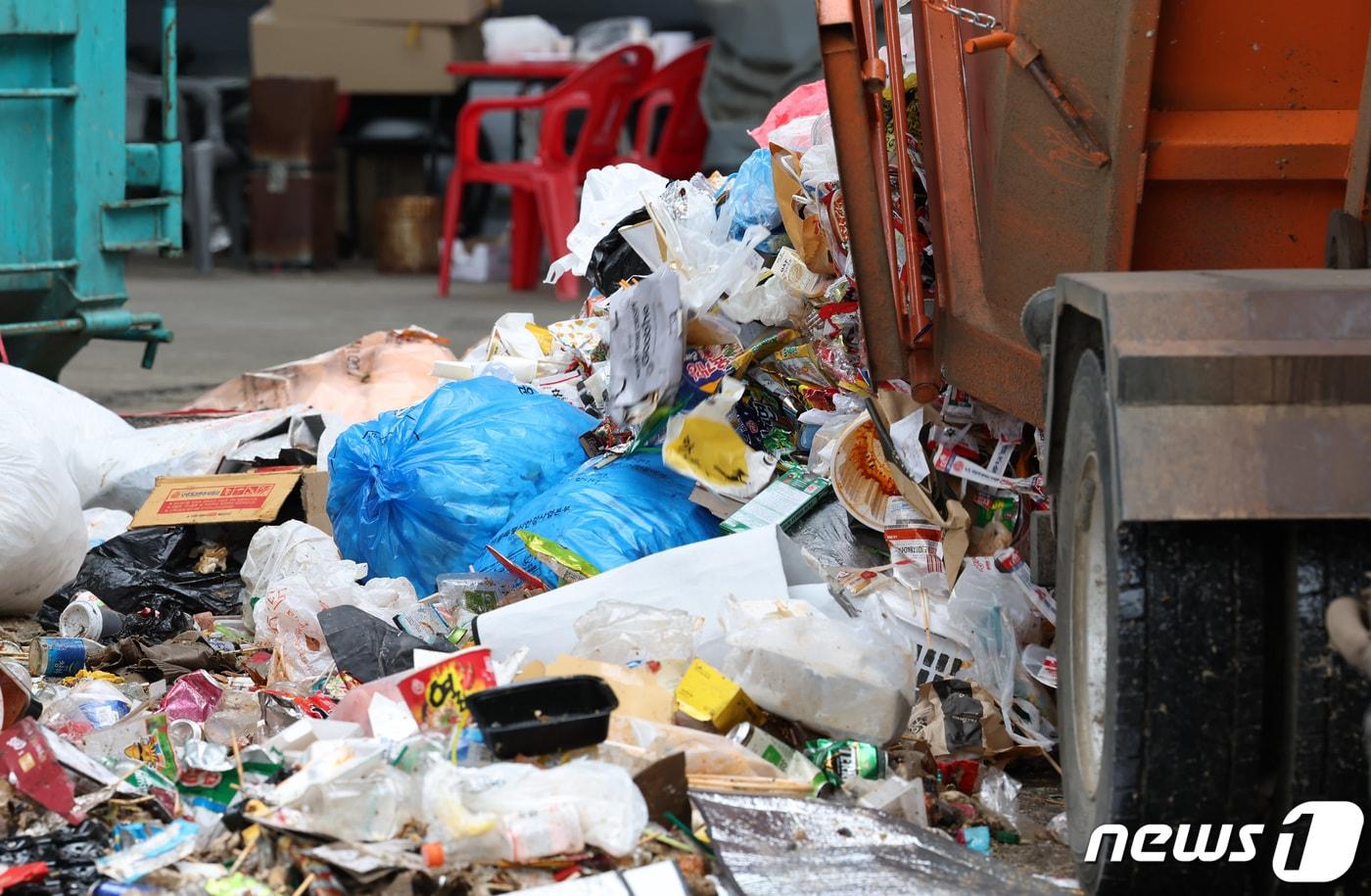본문 이미지 - 생활폐기물 수거 장면. 사진은 기사와 관계 없음. /뉴스1 ⓒ News1 