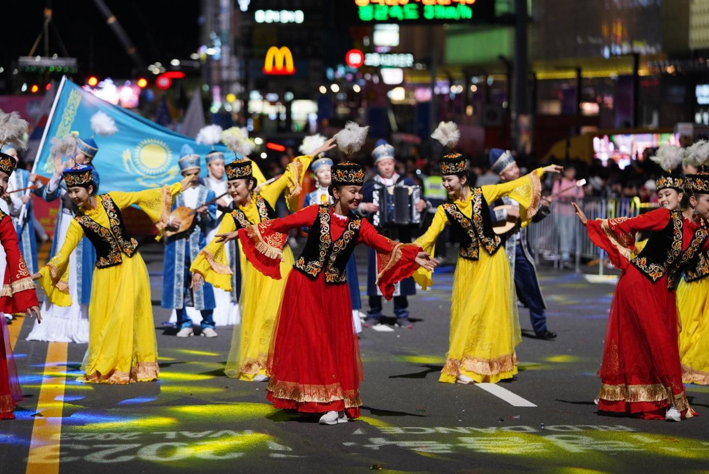 본문 이미지 - 지난해 '천안흥타령춤축제 에서 진행된 거리댄스 퍼레이드. (천안시 제공) /뉴스1 