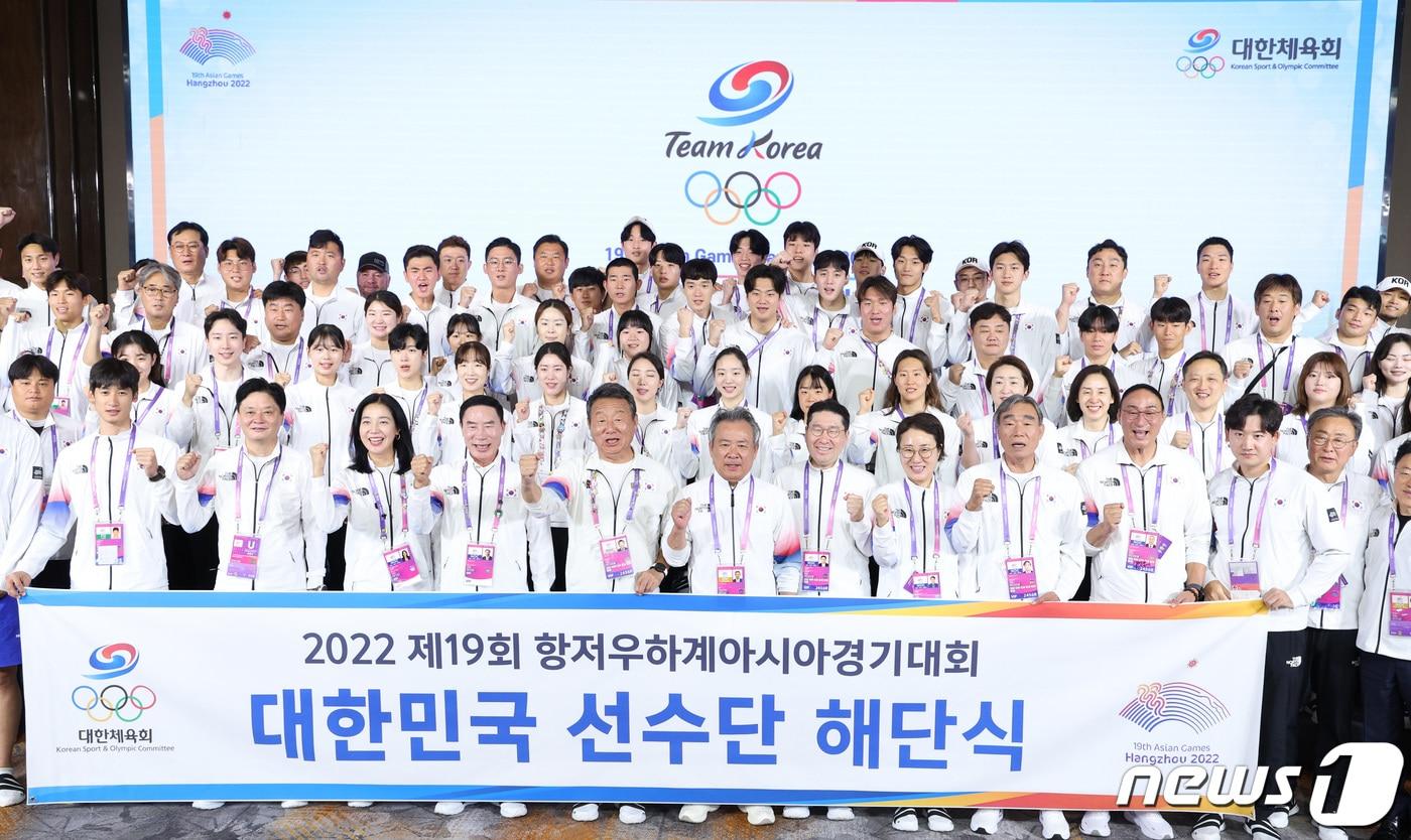본문 이미지 - 이기흥 대한체육회장과 최윤 선수단장이 8일 중국 항저우의 한 호텔에서 열린 2022 항저우 아시안게임 대한민국 선수단 해단식에서 선수들과 기념 촬영을 하고 있다. 2023.10.8/뉴스1 ⓒ News1 신웅수 기자