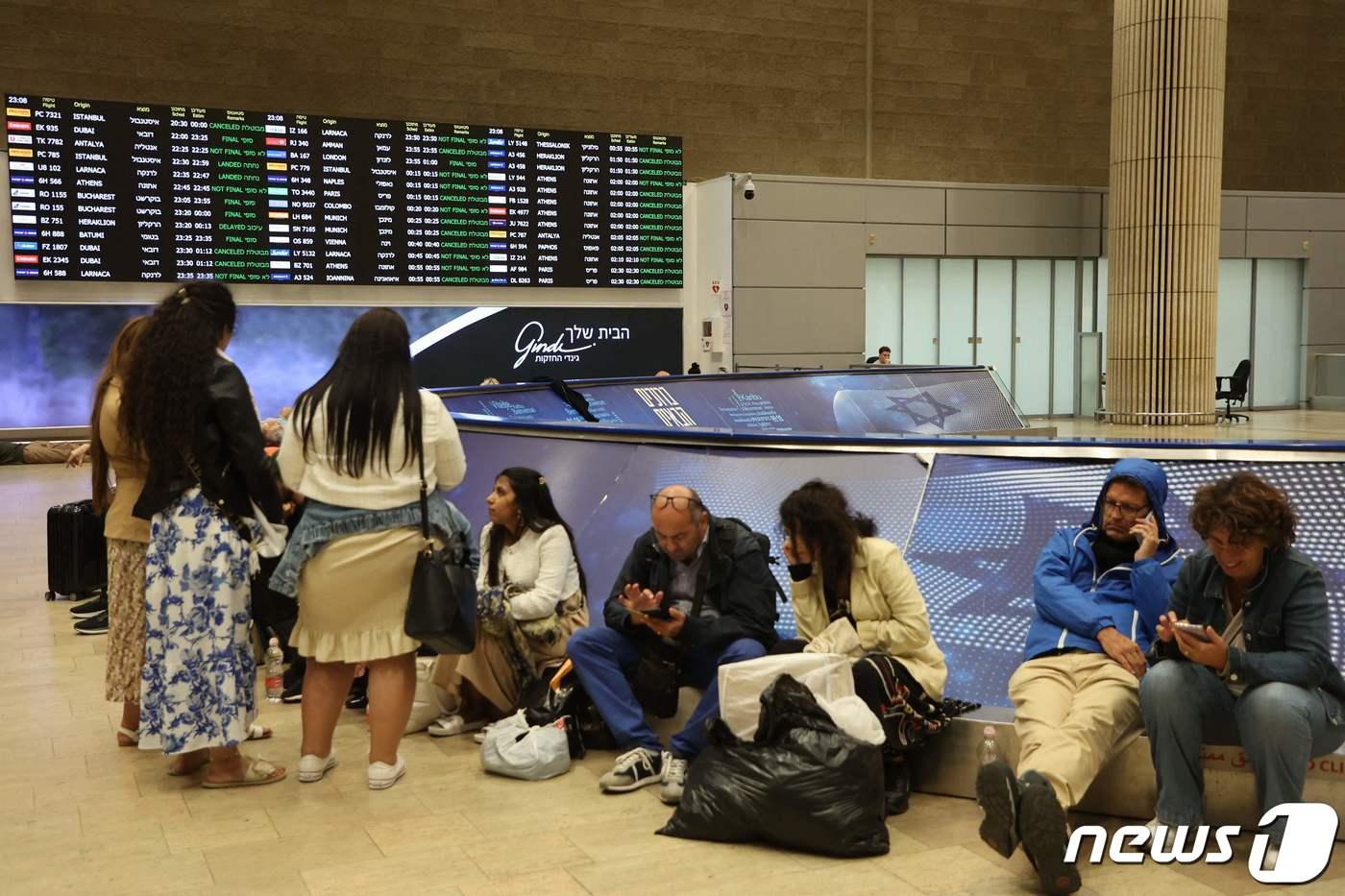 본문 이미지 - 이스라엘 텔아비브 벤구리온 국제공항에 고립된 관광객들의 모습ⓒ AFP=뉴스1