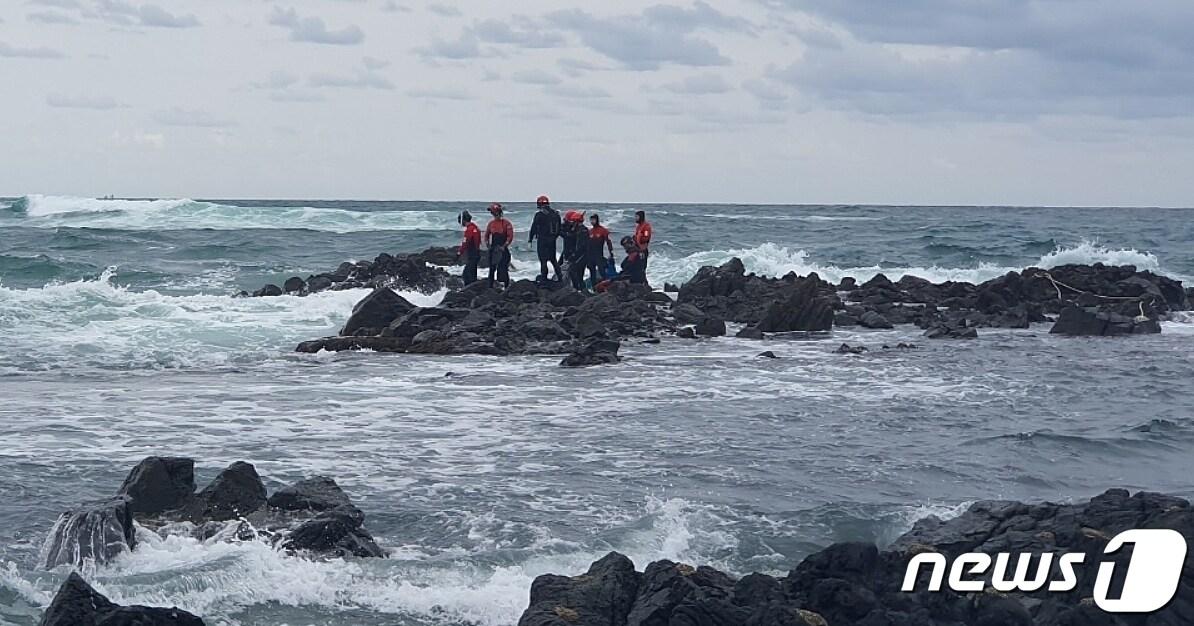 본문 이미지 -  경북 포항시 남구 구룡포 해안으로 관광왔던 40대 A씨가 실종돼 포항해경과 119구조대가 수색에 나섰다.(포항해양경찰서 제공)2023.10.8/뉴스1