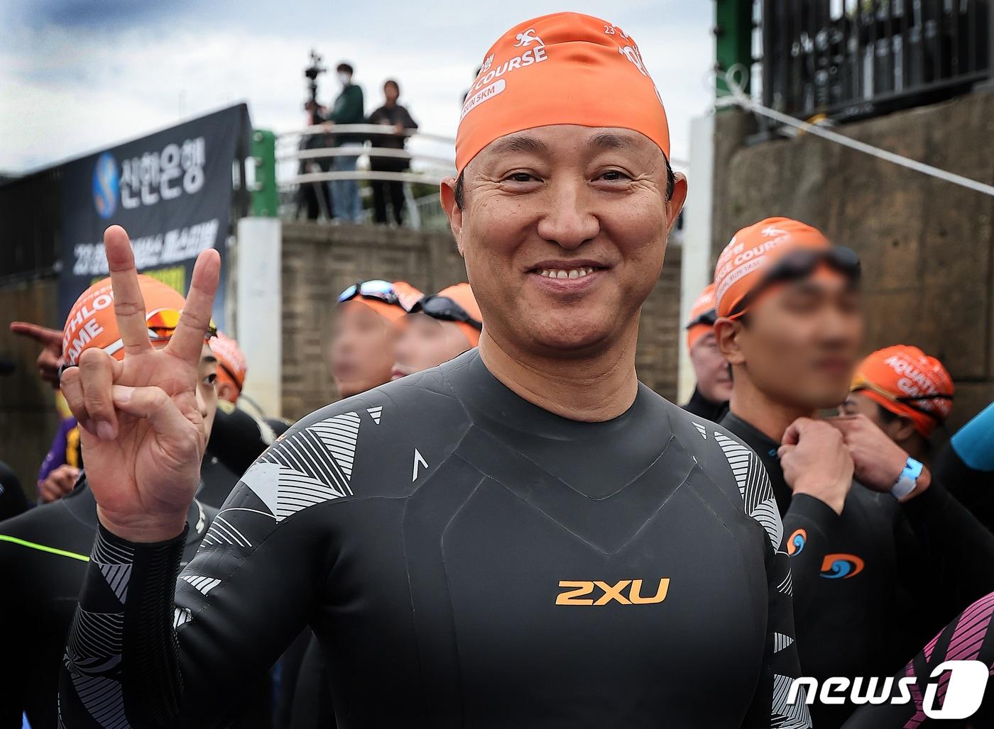 본문 이미지 - 오세훈 서울시장이 8일 서울 송파구 잠실한강공원에서 열린 ‘2023 한강 르네상스 페스티벌 아쿠아슬론 대회’ 개인전 챌린지 코스에 선수로 참가해 750m 수영에 앞서 카메라를 보며 포즈를 취하고 있다. 2023.10.8/뉴스1 ⓒ News1 김진환 기자