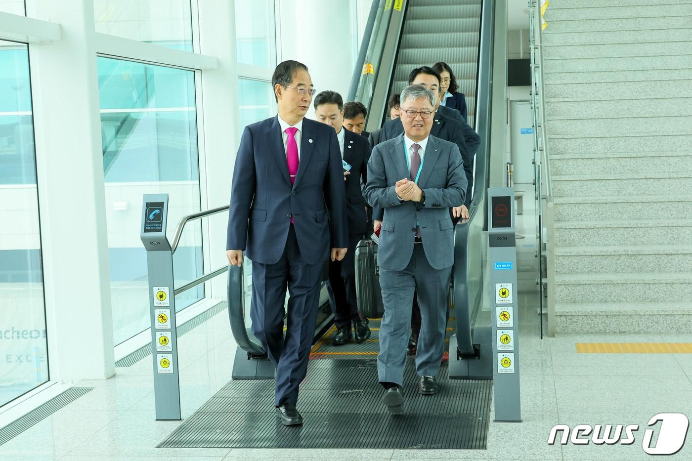본문 이미지 - 유럽 4개국 순방에 나선 한덕수 국무총리가 8일 인천국제공항을 통해 출국하고 있다. (국무총리실 제공) 2023.10.8/뉴스1