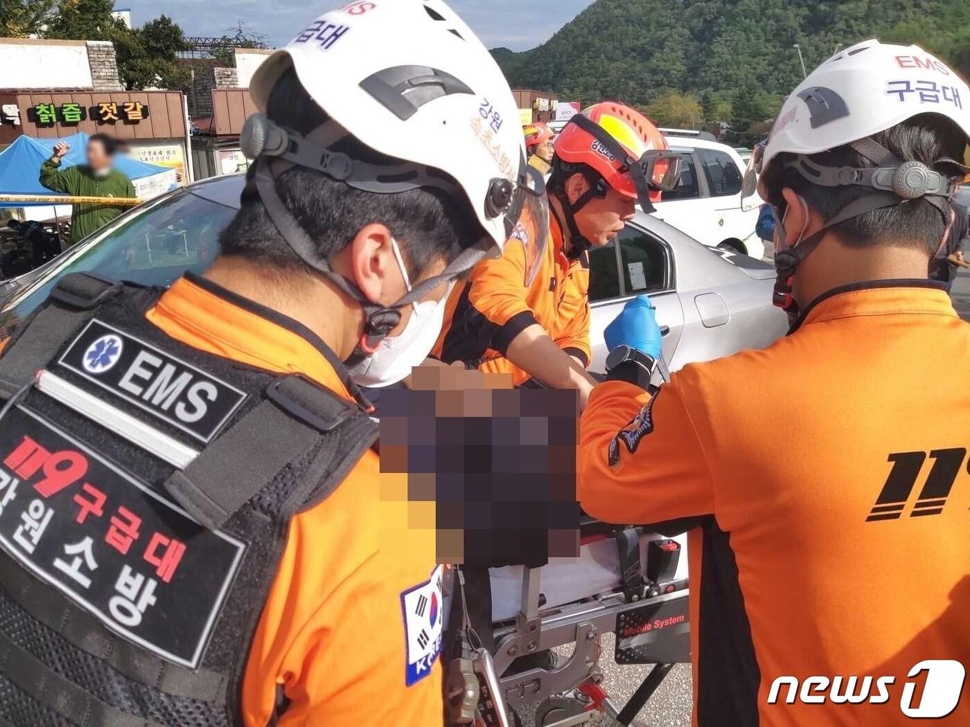 본문 이미지 - 8일 강원 속초시 설악동 식당 앞 승용차 돌진 사고 현장.(강원특별자치도 소방본부 제공) 2023.10.8/뉴스1