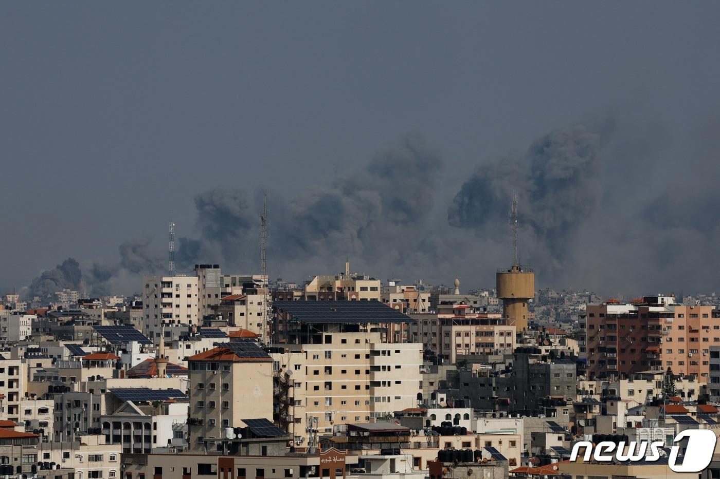 본문 이미지 - 8일(현지시간) 팔레스타인 무장정파 하마스의 기습 공격을 받은 가자 지구에서 이스라엘 군의 보복 공격으로 연기가 솟아 오르고 있다. 2023.10.9 ⓒ 로이터=뉴스1 ⓒ News1 우동명 기자