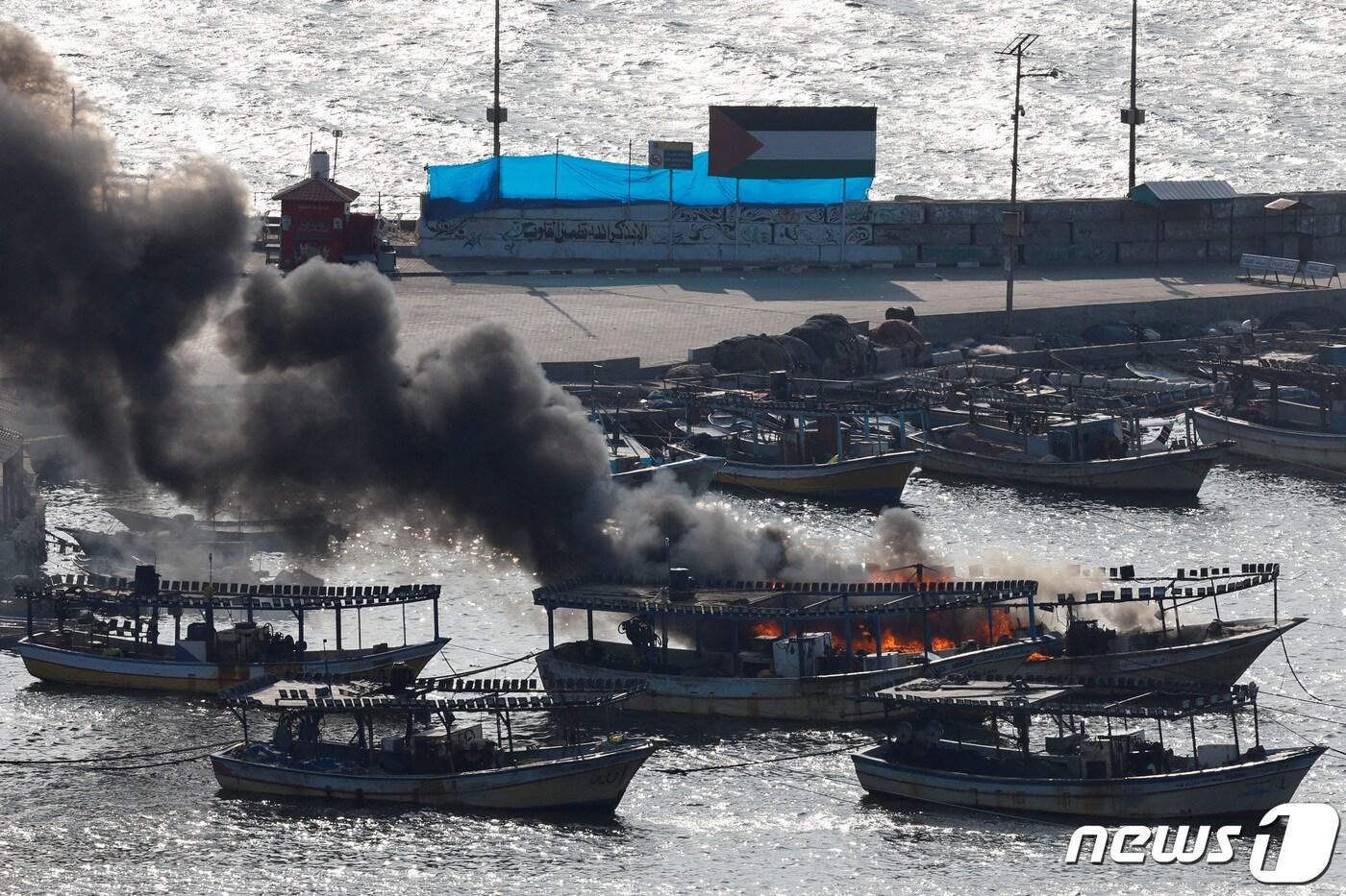 8일(현지시각) 팔레스타인 무장정파 하마스의 기습 공격에 대한 이스라엘 군의 보복 공격을 받은 가자항의 보트에서 연기가 솟아 오르고 있다. 2023.10.9 ⓒ 로이터=뉴스1 ⓒ News1 우동명 기자