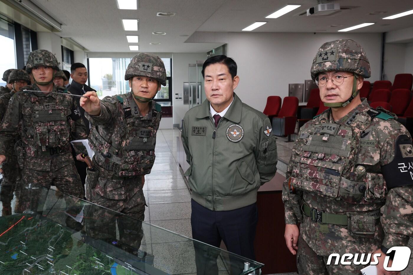 본문 이미지 - 신원식 국방부 장관이 지난해 10월 9일 대비태세 현장지도를 위해 육군1보병사단 도라OP를 찾아 지형 설명을 들으며 대비태세 보고를 받고 있다. (국방부 제공) 2023.10.9/뉴스1