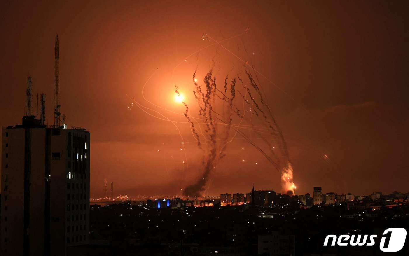 8일(현지시간) 이스라엘 남부 네티봇 상공에 가자지구에서 발사된 로켓탄이 포착됐다. 2023.10.08/ ⓒ AFP=뉴스1 ⓒ News1 권진영 기자