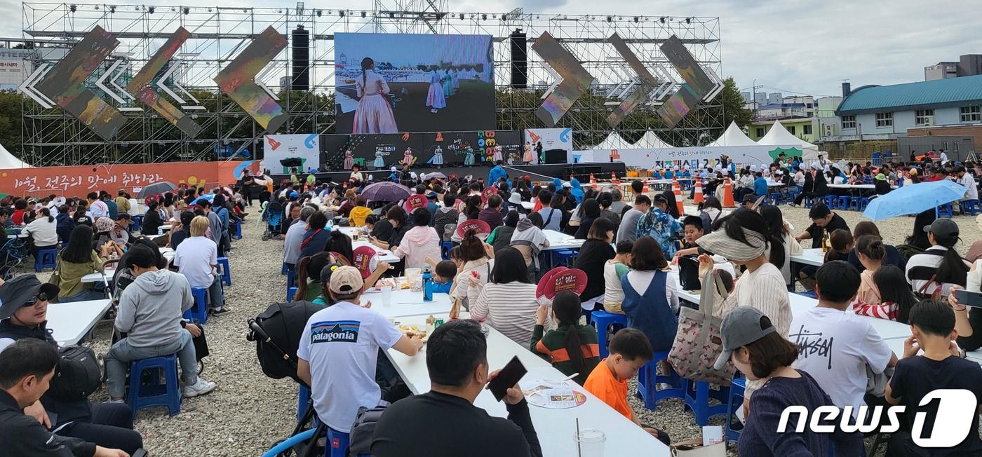 전주비빔밥 축제 마지막 날인 2023년 10월 9일 전북 전주시 전주종합경기장 일원에 마련된 행사장이 관광객들로 북적이고 있다. 2023.10.9/뉴스1 ⓒ News1 유경석 기자