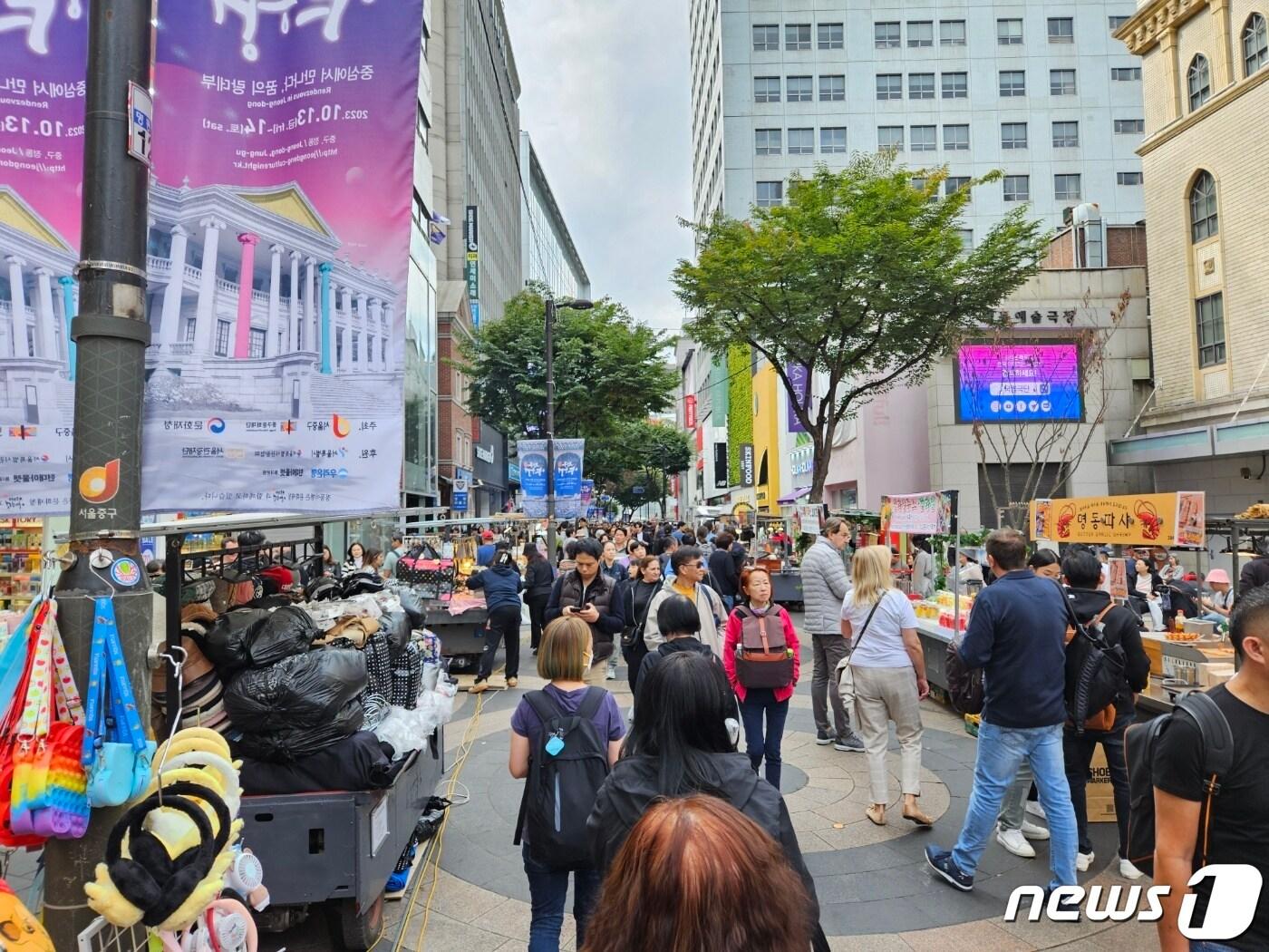 본문 이미지 - 연휴 마지막날인 9일 오후 1시께 찾은 명동 일대 모습.ⓒ 뉴스1/김진희 기자.