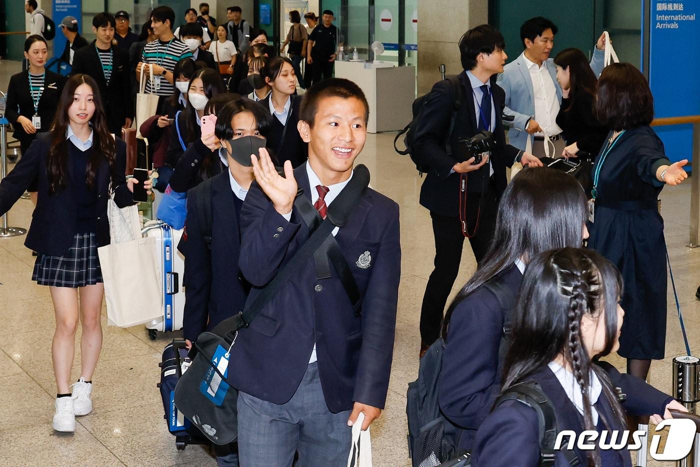 일본 카가와현의 사카이데 제일고등학교 수학여행단 학생들이 9일 오후 에어서울 인천~다카마쓰 노선을 통해 인천국제공항 1터미널에 도착했다. 2023.10.9/뉴스1 ⓒ News1 안은나 기자
