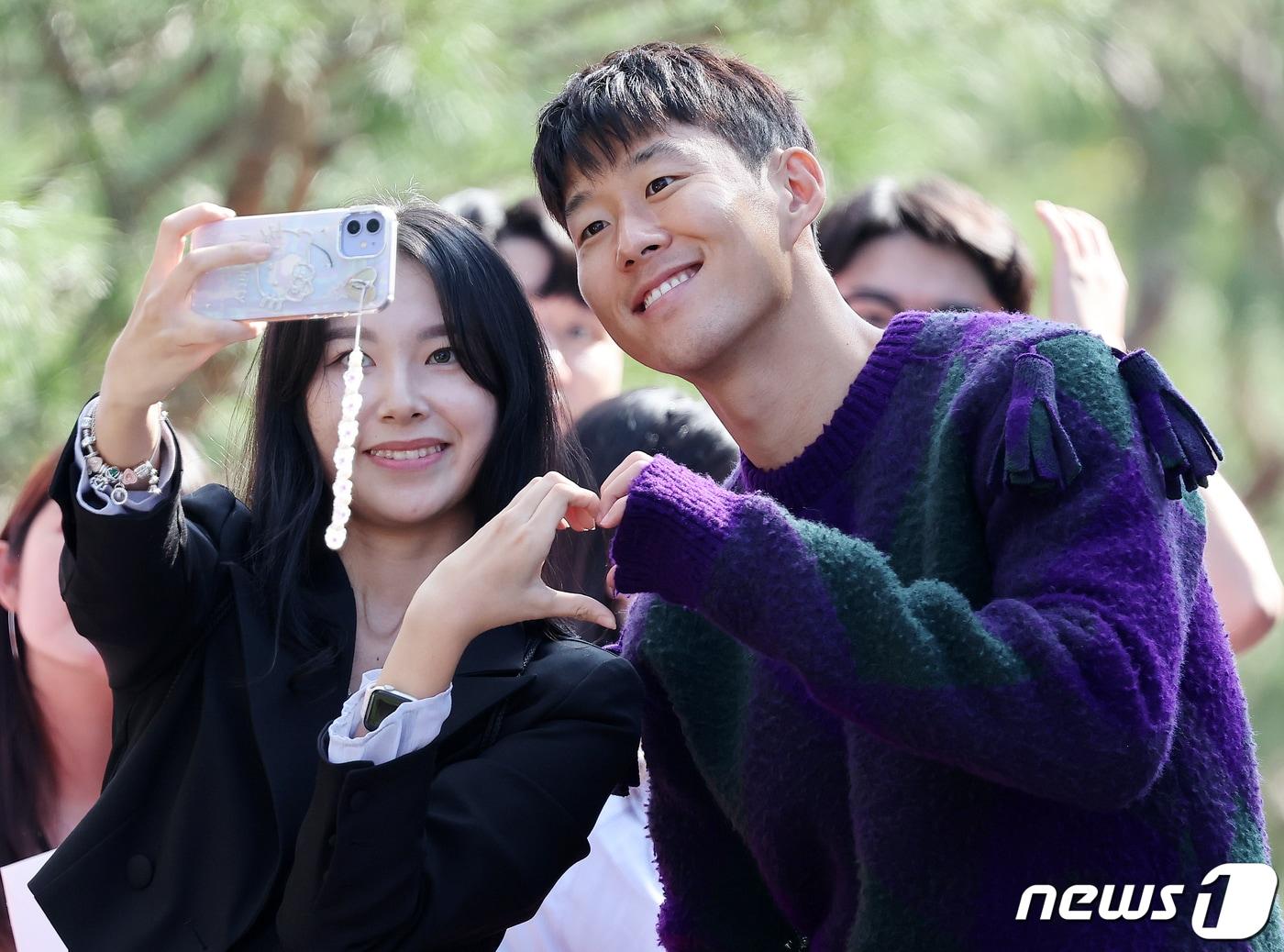 본문 이미지 - 대한민국 축구 국가대표팀 캡틴 손흥민이 9일 오후 오는 13일 튀니지 전과 17일 베트남 전을 앞두고 소집 훈련을 위해 경기도 파주 축구국가대표트레이닝센터(NFC)로 들어서며 여성팬과 셀카를 찍고 있다. 2023.10.9/뉴스1 ⓒ News1 김진환 기자