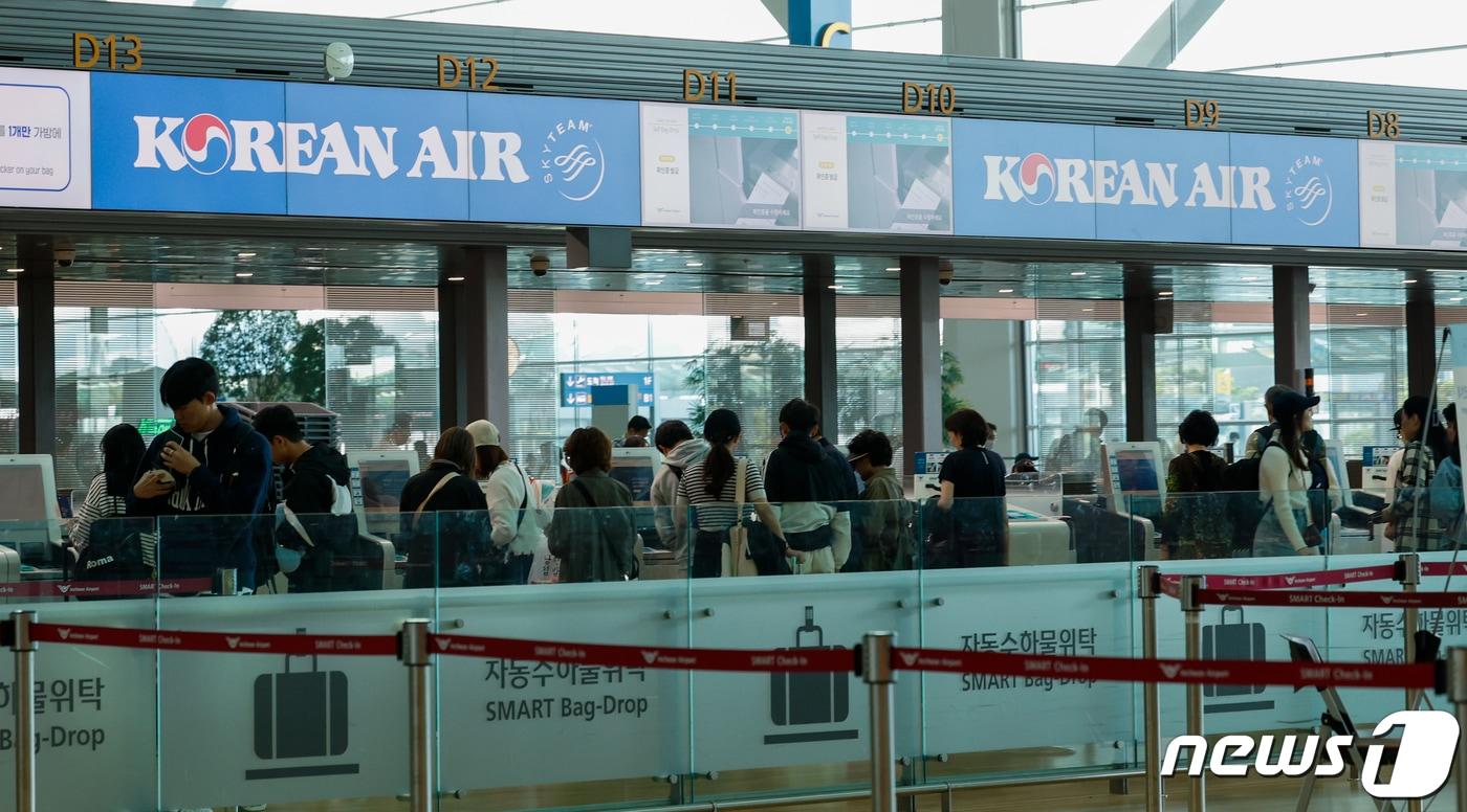9일 오후 인천국제공항 2터미널에서 승객들이 출국 수속을 밟고 있다. 대한항공은 팔레스타인 무장 정파 하마스와 이스라엘의 전면전이 격화됨에 따라 이날 출발 예정이던 인천발 텔아비브 항공편을 운항하지 않기로 했다. 2023.10.9/뉴스1 ⓒ News1 안은나 기자