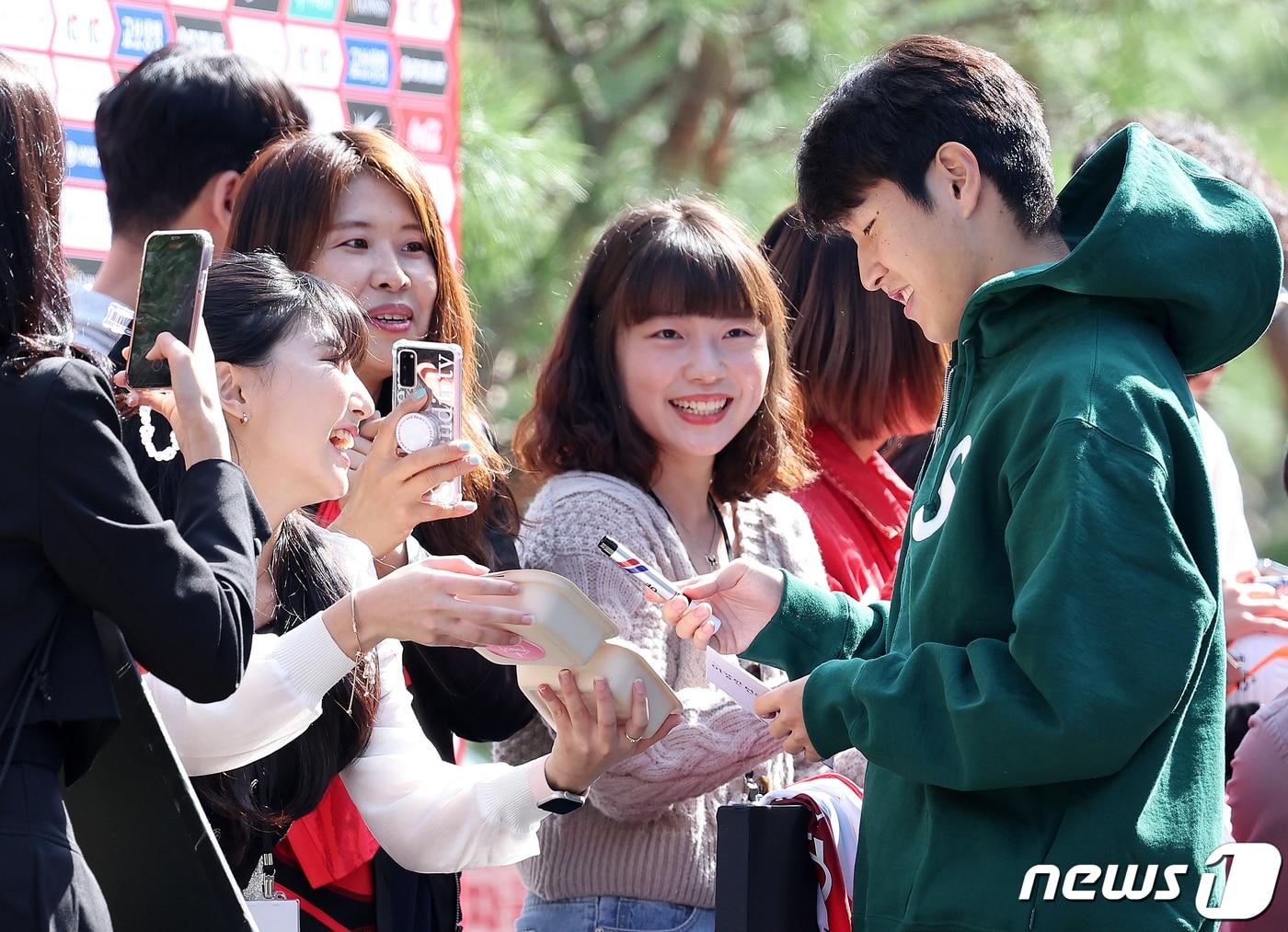 본문 이미지 - 대한민국 축구 국가대표팀 이강인이 9일 오후 오는 13일 튀니지 전과 17일 베트남 전을 앞두고 소집 훈련을 위해 경기도 파주 축구국가대표트레이닝센터(NFC)로 들어서며 여성팬에게 선물을 받고 있다. 2023.10.9/뉴스1 ⓒ News1 김진환 기자
