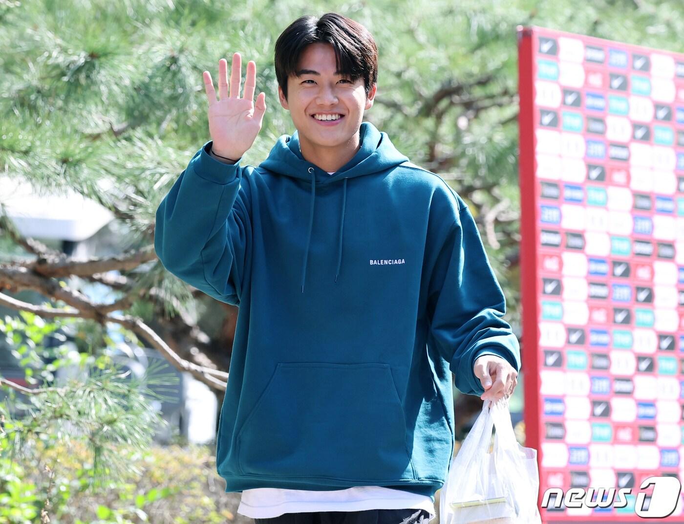 본문 이미지 - 대한민국 축구 국가대표팀 설영우가 9일 오후 오는 13일 튀니지 전과 17일 베트남 전을 앞두고 소집 훈련을 위해 경기도 파주 축구국가대표트레이닝센터(NFC)로 들어서며 미소를 짓고 있다. 2023.10.9/뉴스1 ⓒ News1 김진환 기자