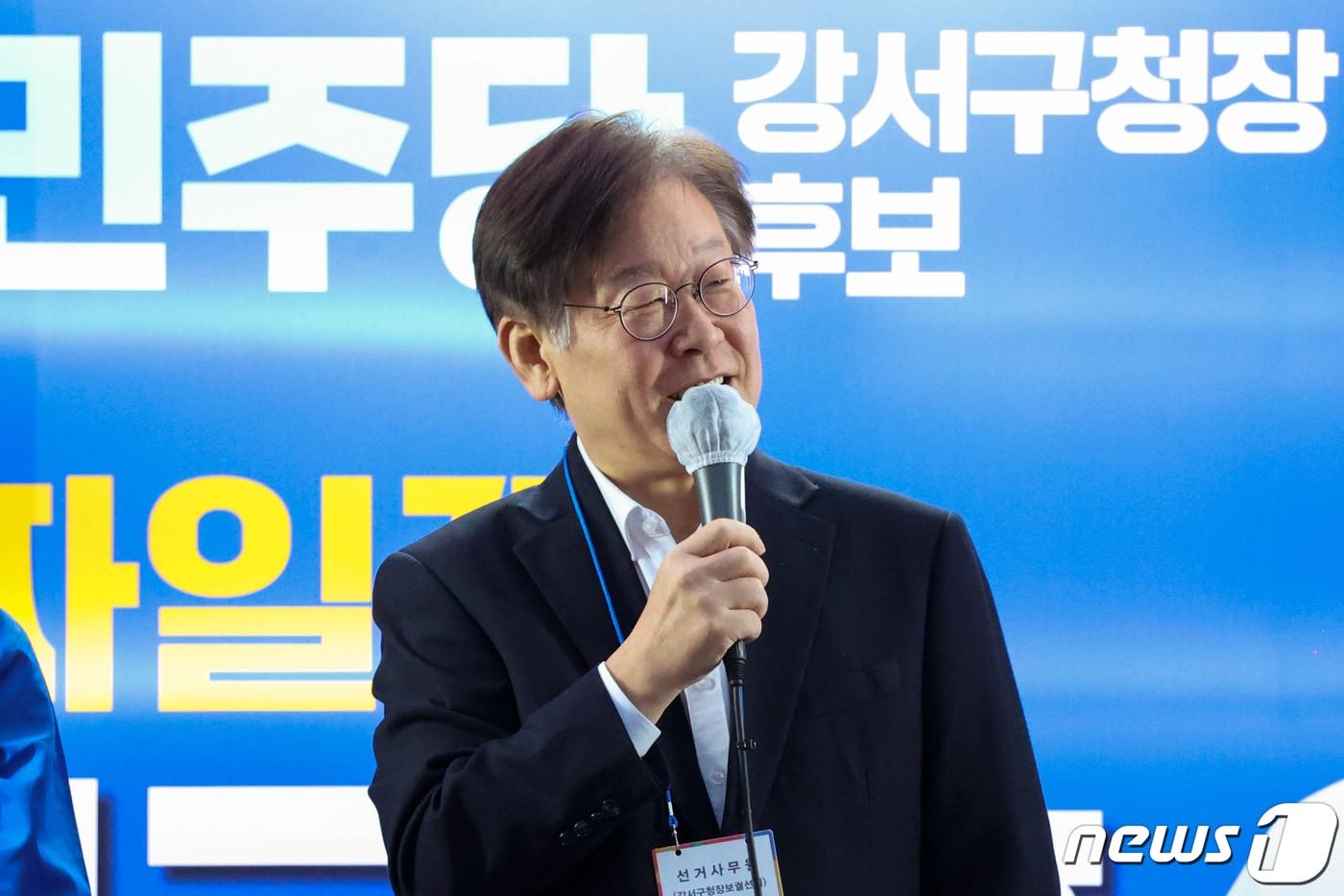 본문 이미지 - 이재명 더불어민주당 대표가 9일 저녁 서울 강서구 발산역 일대에서 열린 진교훈 강서구청장 후보의 유세에서 지지를 호소하고 있다. (공동취재) 2023.10.9/뉴스1 ⓒ News1 임세영 기자